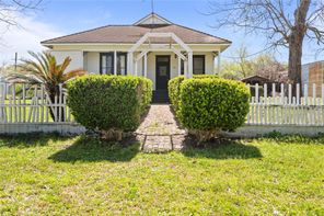  608 Miller St, Anahuac, TX 77514