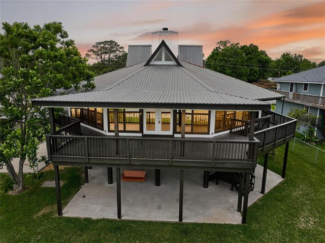  110 Bayou Dr, Baytown, TX 77520
