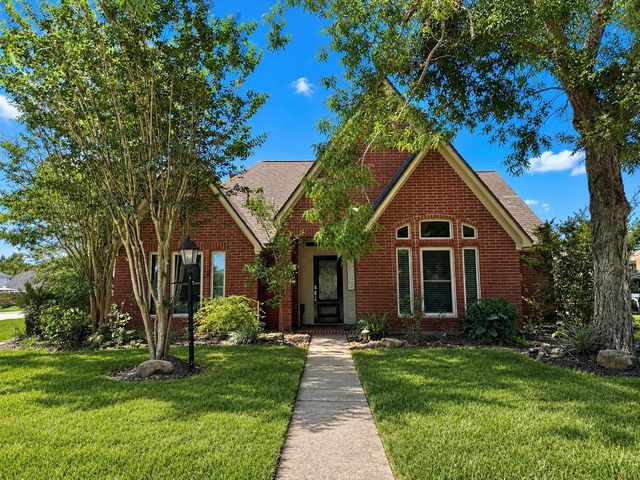  51 S Trillium Ct, Lake Jackson, TX 77566
