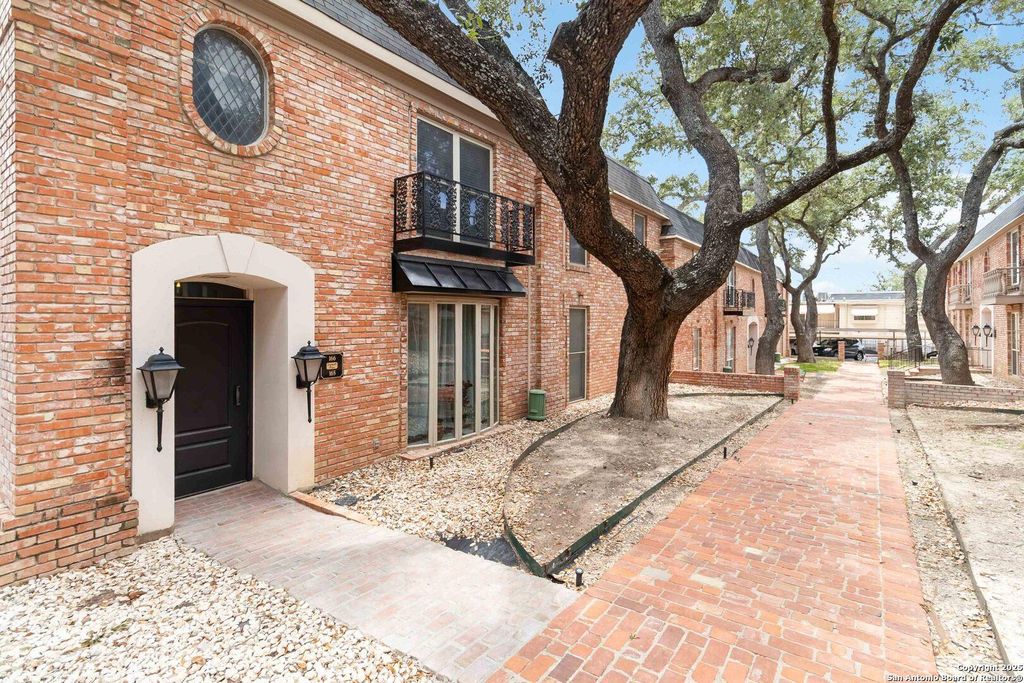 APT 1 7500 Callaghan Unit 1  