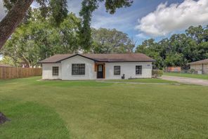 112 Walnut, Angleton, TX, 77515