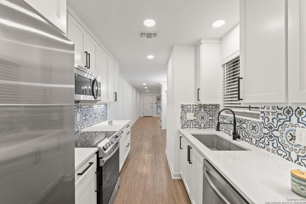 101 2718 Old Fld Unit 101  