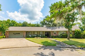  17 Seminole Ln, West Columbia, TX 77486