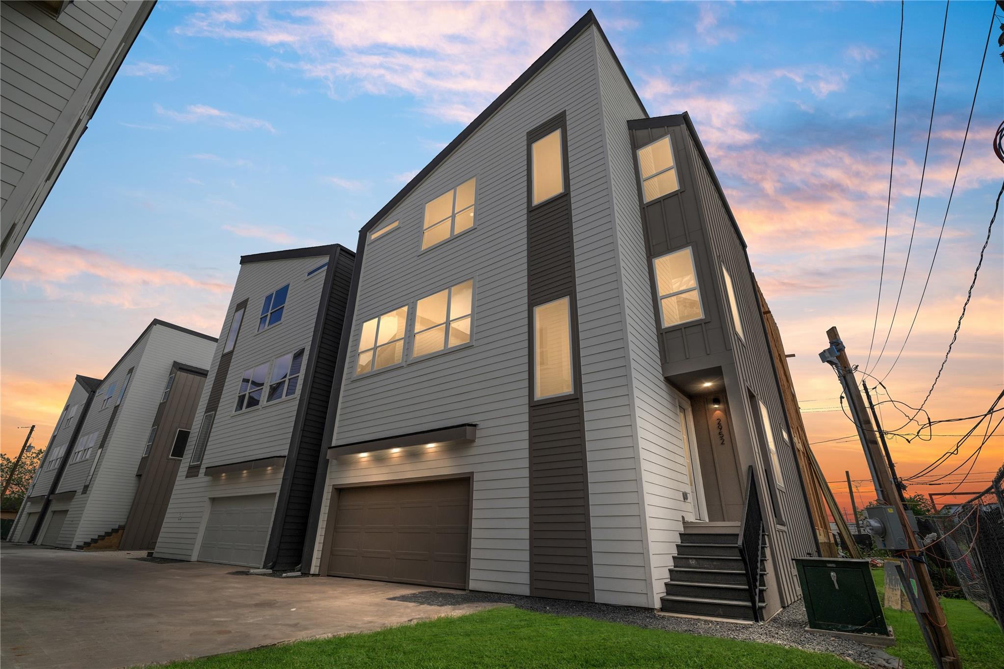 With a bold silhouette and thoughtfully proportioned design, Vecino’s exterior makes a refined architectural statement in the Delafield Project.