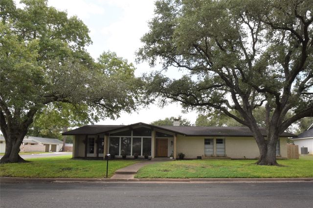 101 N Upton Avenue, Schulenburg, TX, 78956