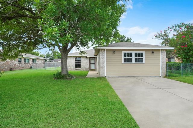  205 Bert St, Angleton, TX 77515