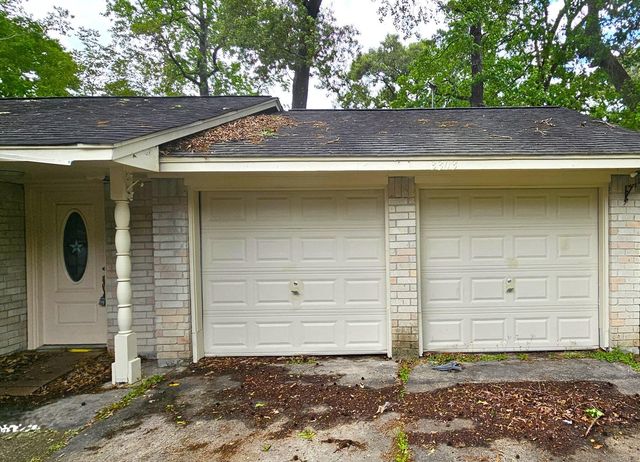 3303 Roaming Woods Ln