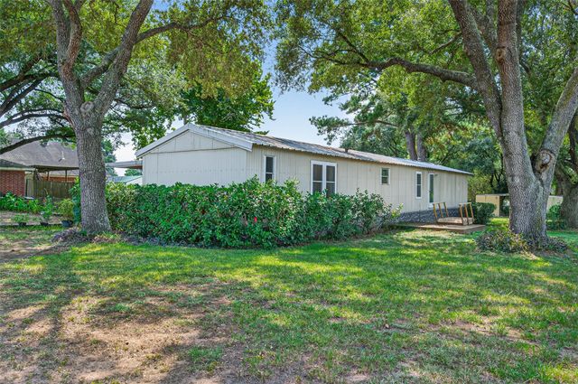 1803 Main, Waller, TX, 77484