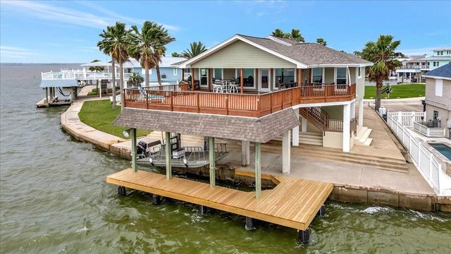 126 Tamana, Tiki Island, TX, 77554