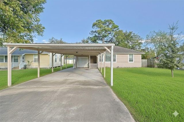  207 Farrer St, Angleton, TX 77515