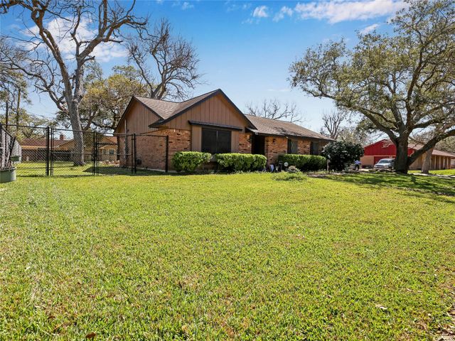  721 Sycamore St, Lake Jackson, TX 77566