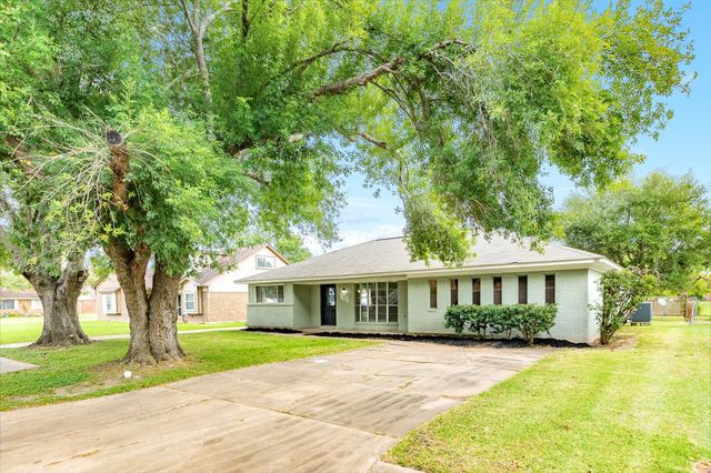 103 Honeysuckle, Lake Jackson, TX, 77566