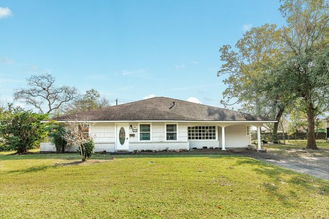  935 Magnolia St, Lake Jackson, TX 77566