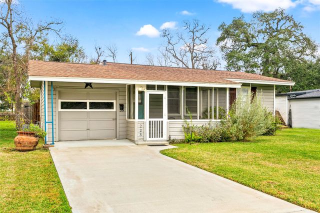  223 Jasmine St, Lake Jackson, TX 77566
