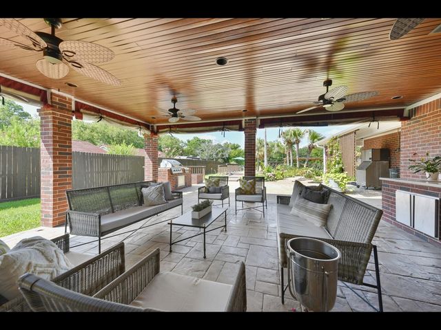  2204 Airline Dr, Friendswood, TX 77546