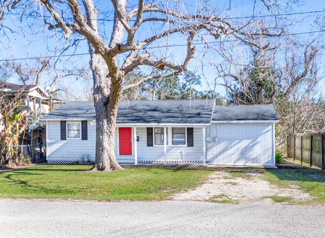  203 S Fig St, Sweeny, TX 77480
