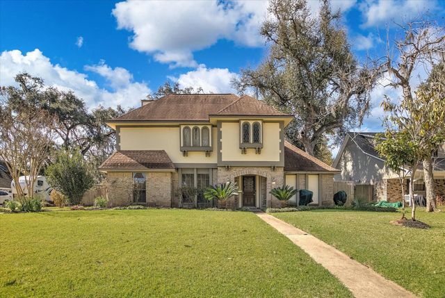  137 Arrowwood St, Lake Jackson, TX 77566