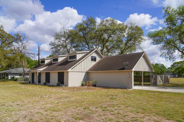  905 Center St, El Campo, TX 77437