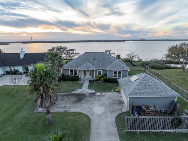  4001 29th St N, Texas City, TX 77590
