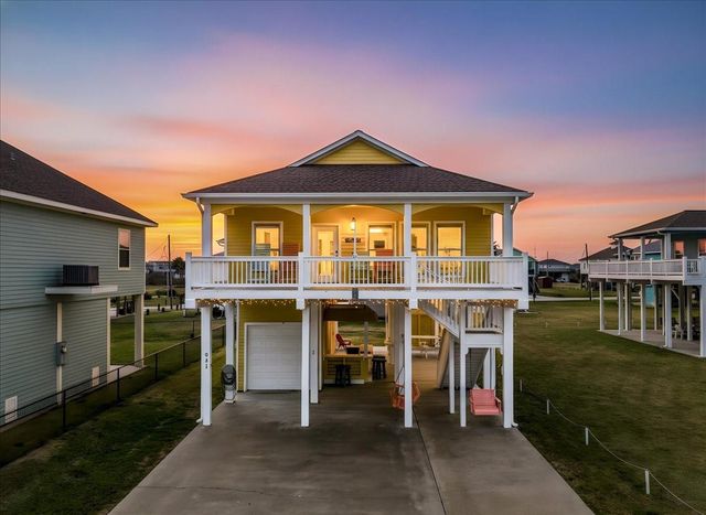  931 Tidelands Dr, Crystal Beach, TX 77650