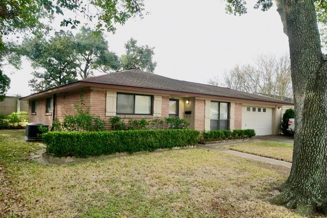 5703 Greencraig