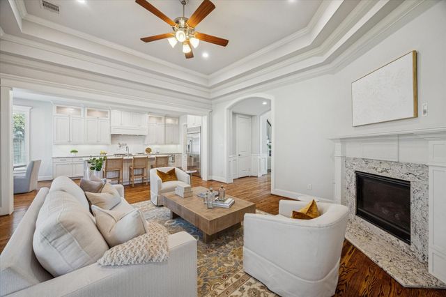 1802 Wakefield Dr — Oak Forest Add Sec 10