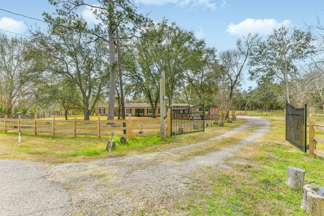  9101 Lazy Ln, Hitchcock, TX 77563