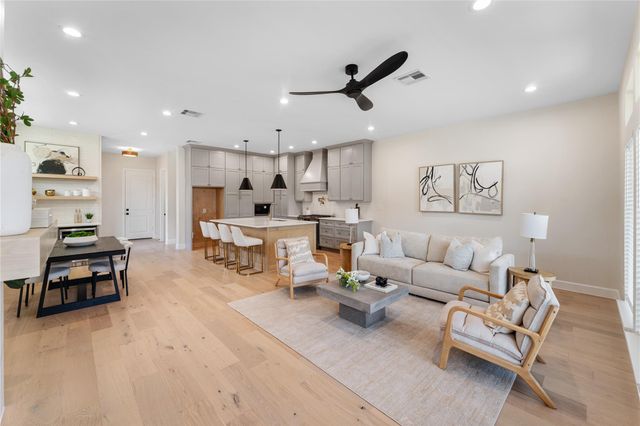  1318 E 32nd 1/2 St, Houston, TX 77022