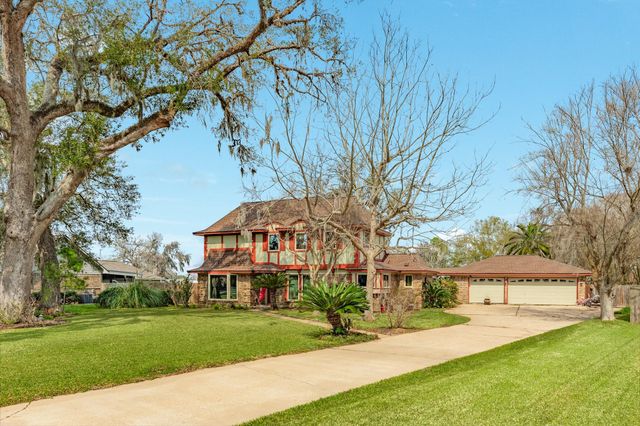  304 Arrowwood St, Lake Jackson, TX 77566