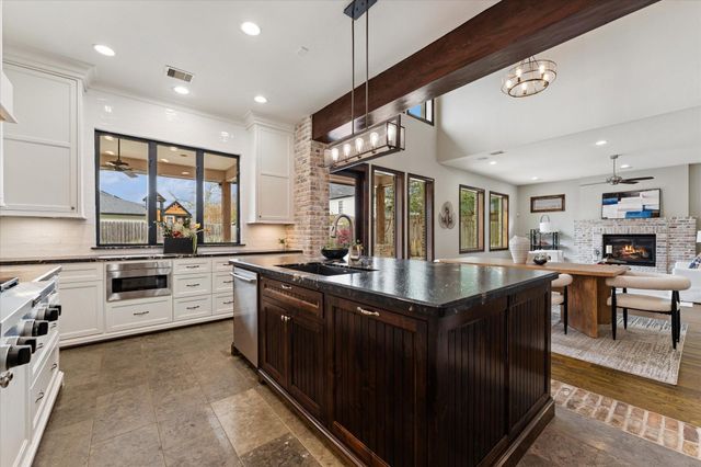 1324 Althea Dr — Oak Forest Sec 01