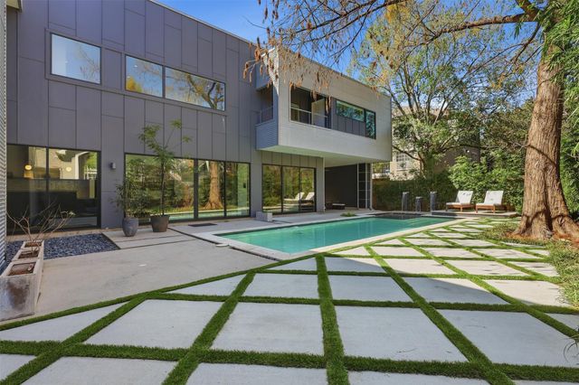 2412 Helena St — Oak Court