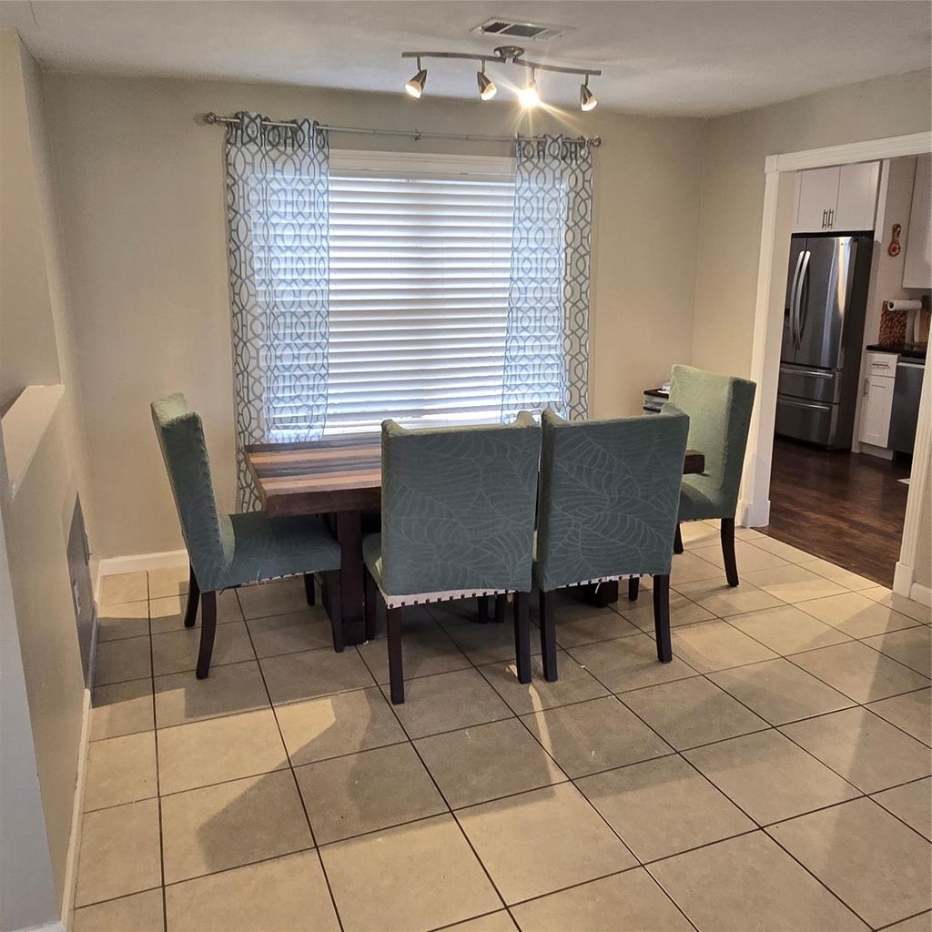 22527 Millgate Dr β photo 2