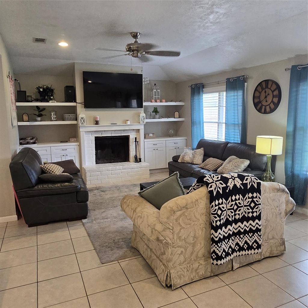 22527 Millgate Dr β photo 3