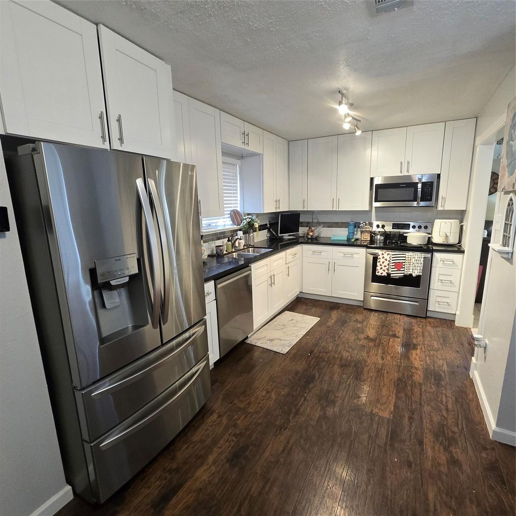 22527 Millgate Dr β photo 4