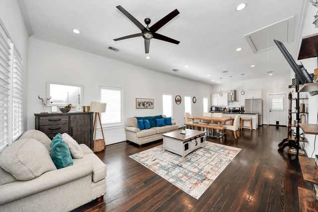 12 Stiles St — Oak Lawn