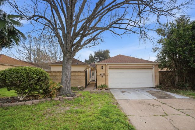 4127 Barnwell Dr — West Bend Sec 01