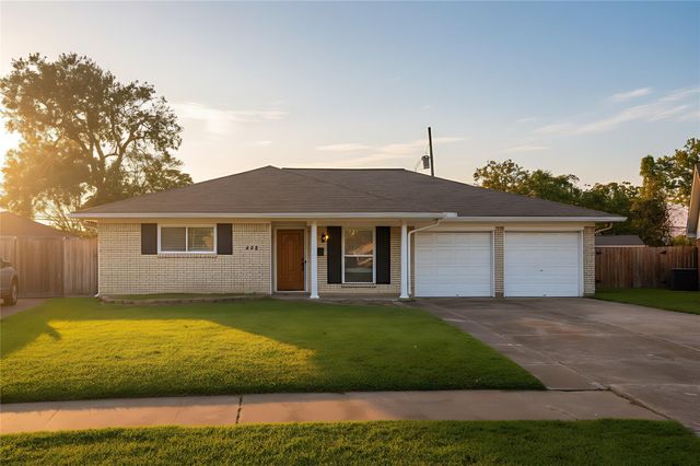 402 Fintona Way — Woodforest