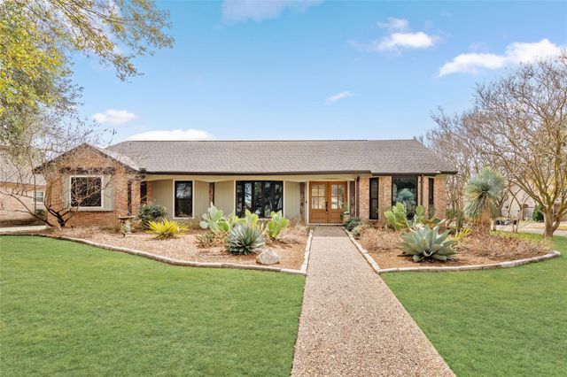 10831 Holly Springs Dr — Lakeside Forest