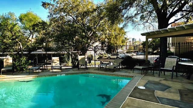 1860 White Oak, Houston, TX, 77009