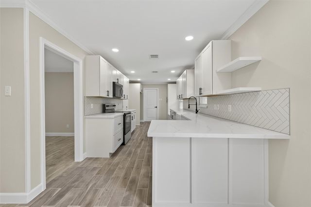 9642 Meadowglen Ln — Tanglewilde