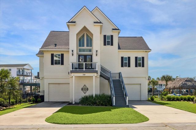  218 Catamaran Dr, Tiki Island, TX 77554