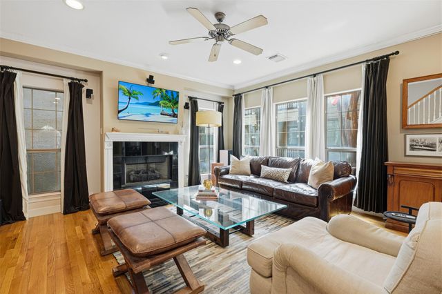 527 Oxford St C — Oxford Park