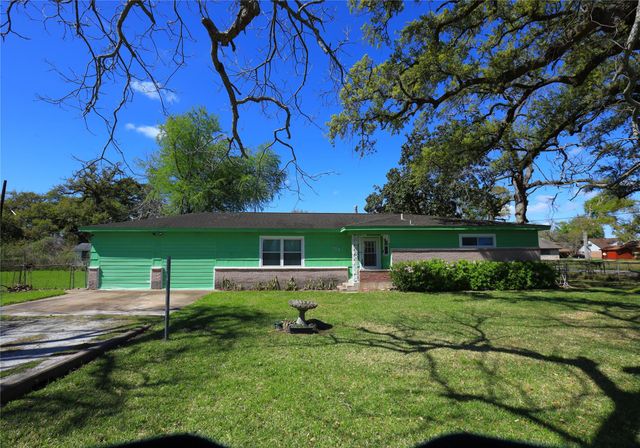 700 Wesley Drive, Clute, TX, 77531