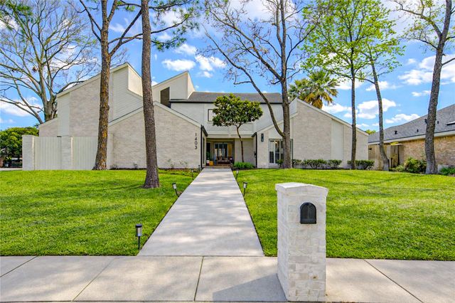  1403 E Brooklake Dr, Houston, TX 77077