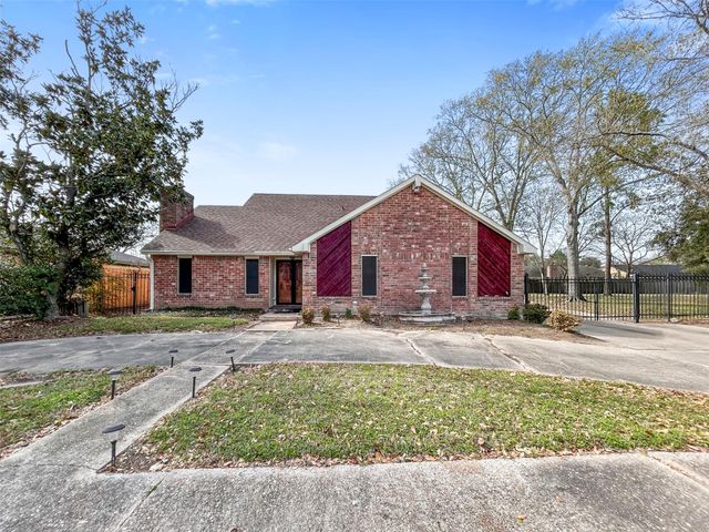  10614 Huntington Point Dr, Houston, TX 77099