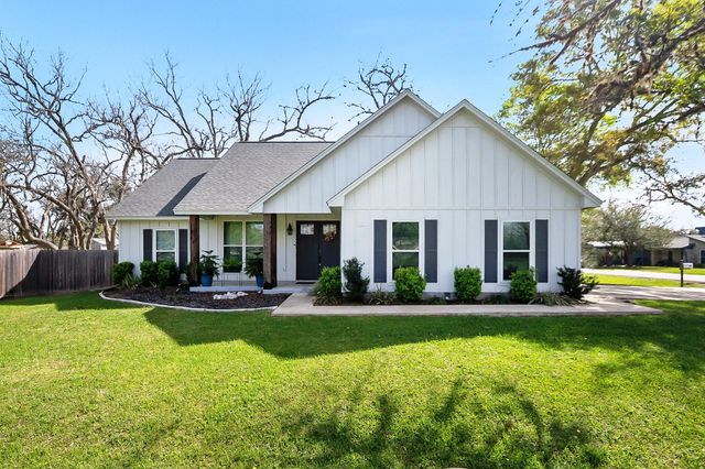  502 Tall Timber Dr, West Columbia, TX 77486