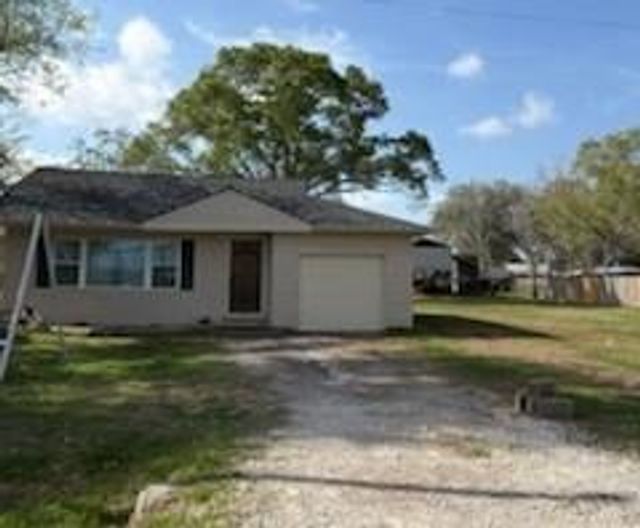 1214 Woodward, Damon, TX, 77430