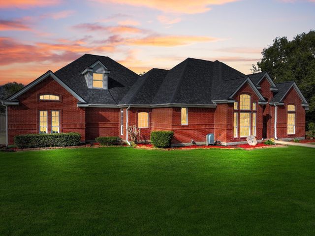  520 Meadow Ln, Winnie, TX 77665