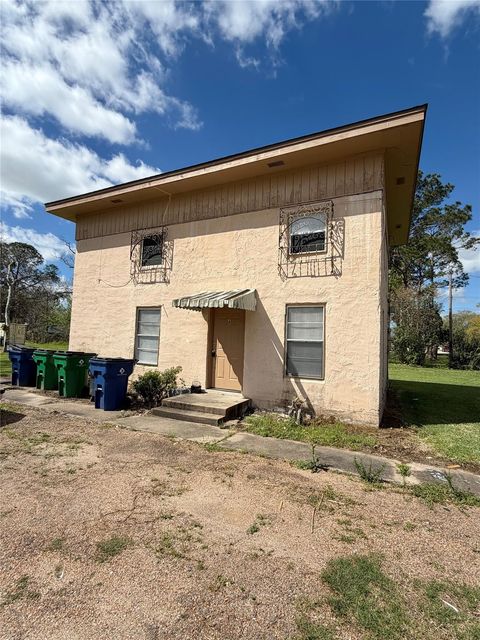1125 Valderas, Angleton, TX, 77515