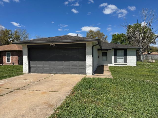221 Austin, Angleton, TX, 77515